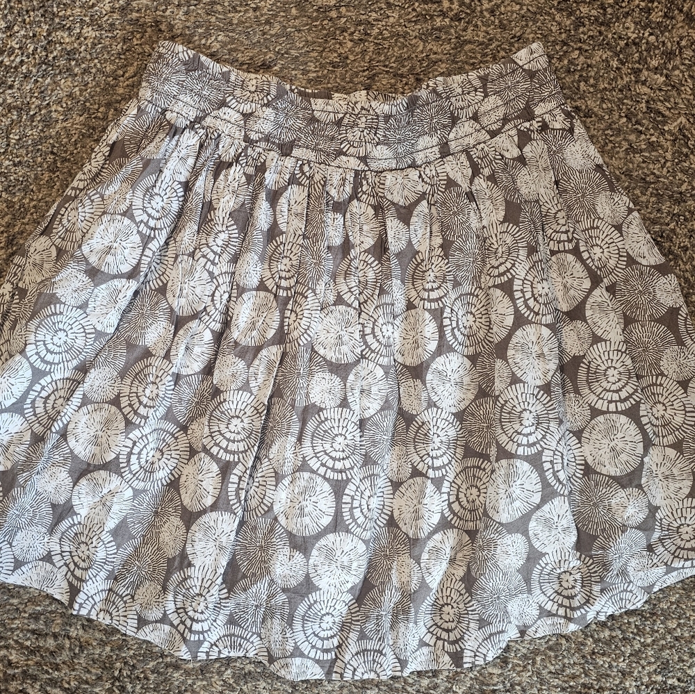 Banana Republic White and Gray A-Line Floral Skirt - Picture 6 of 13
